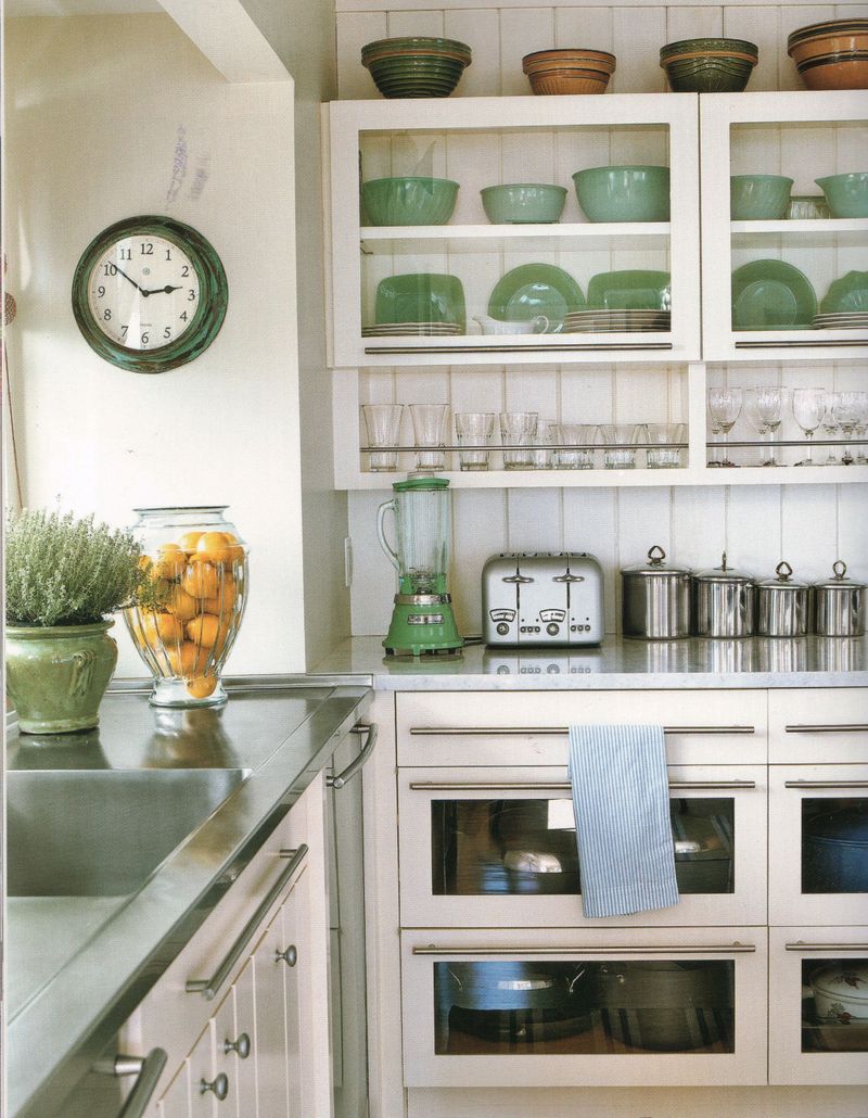 Открытые полки с цветной керамической посудой в интерьере кухни