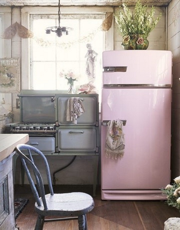 Розовый холодильник в ретро-дизайне интерьера кухни