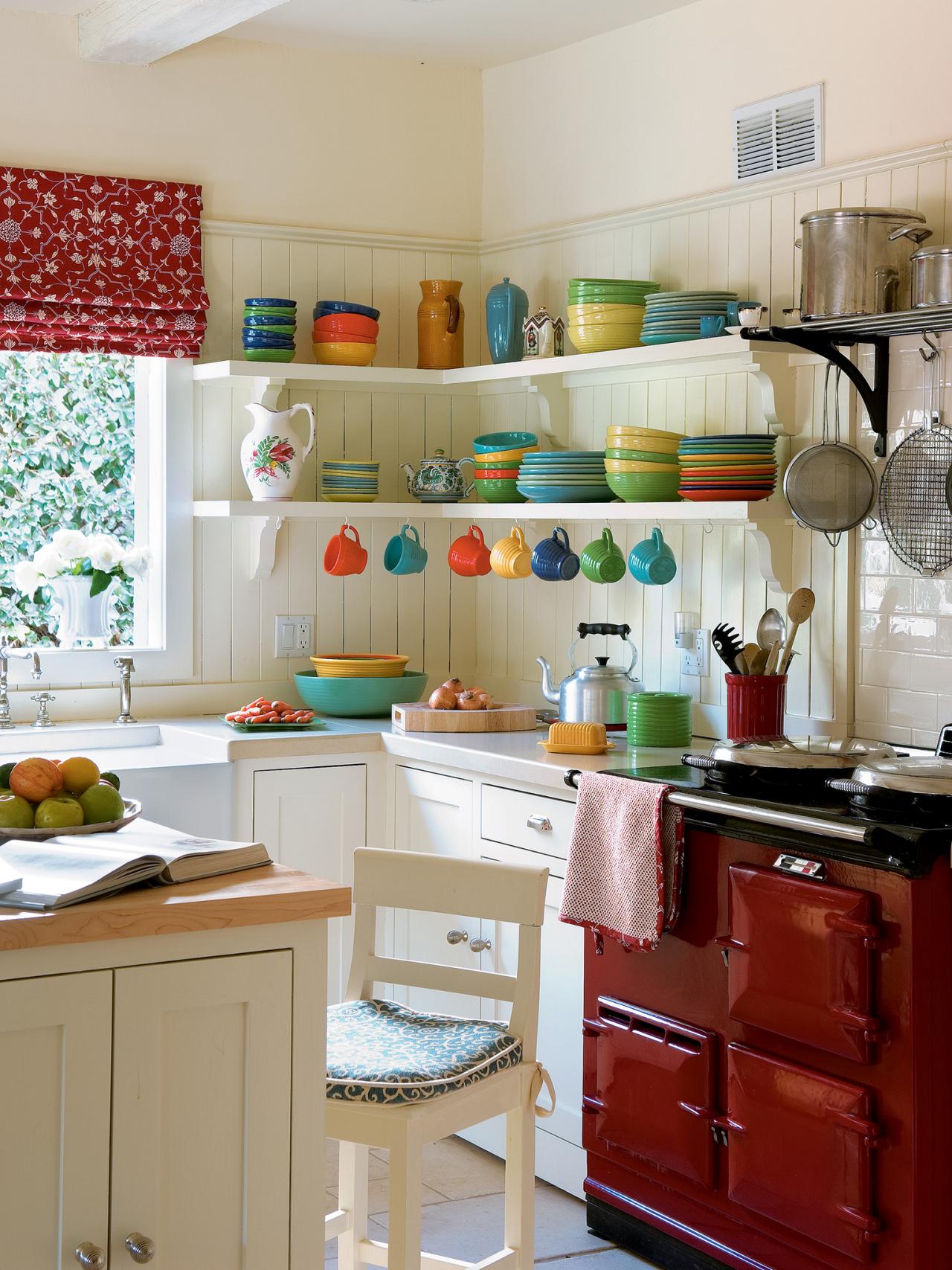 Открытые белые полки с разноцветной керамической посудой
