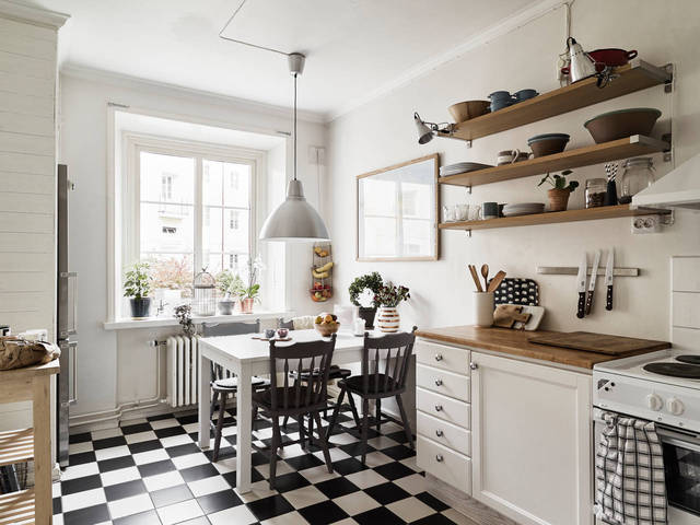 Открытые деревянные полки с керамической посудой  в ретро-интерьере кухни