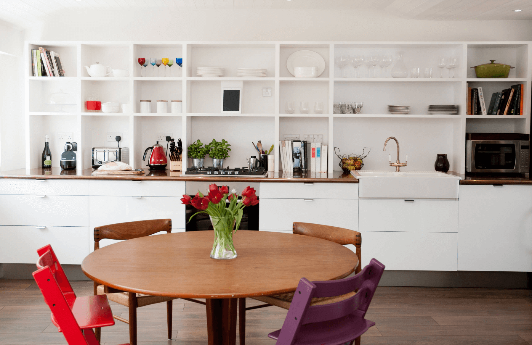 Открытые стеллажи на кухне – практичное решение
