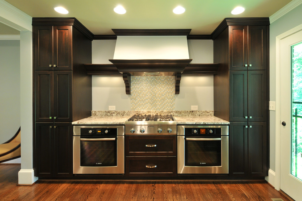 Встроенные печь и духовой шкаф в стильном интерьере кухни