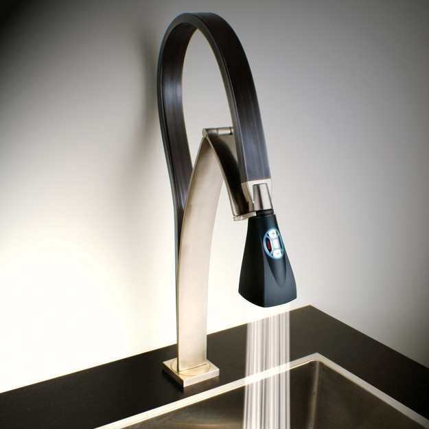 Кухонный смеситель от Paini: креативный дизайн гибкой конструкции в чёрном цвете 
