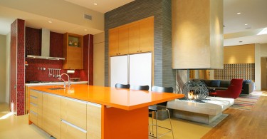 Стильный дизайн интерьера кухни в ярких тонах красного и апельсинового