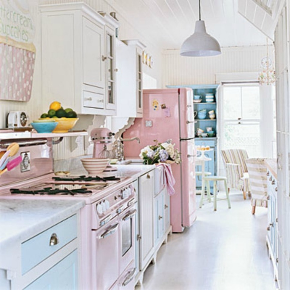 Ретро-холодильник розового цвета в винтажном интерьере кухни