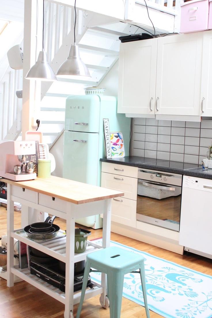 Кухня в пастельных тонах с бирюзовым ретро-холодильником