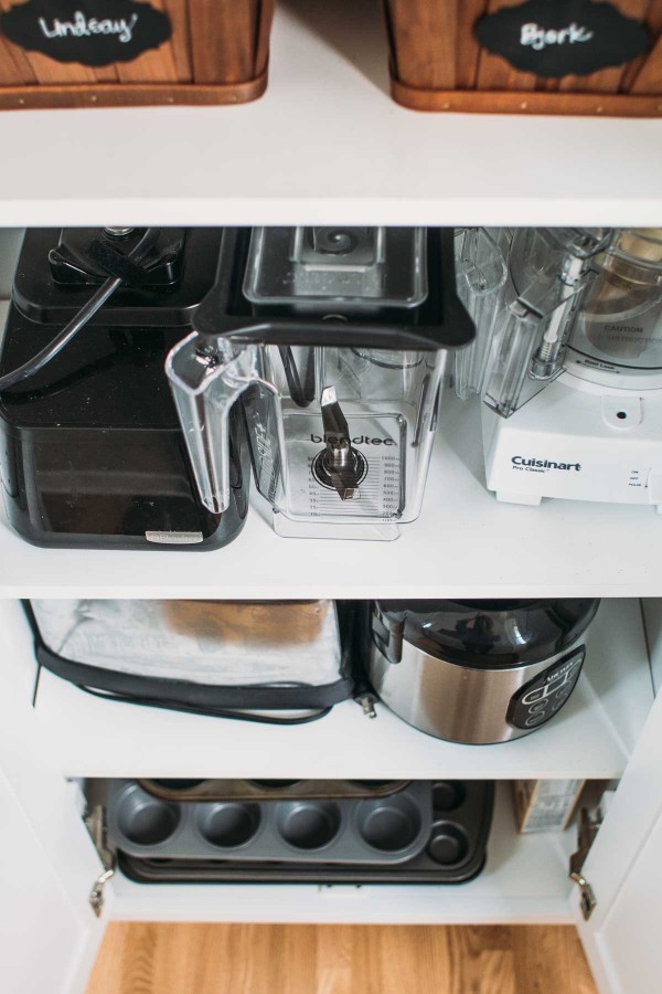 В шкафах спрятаны кухонные приборы и принадлежности