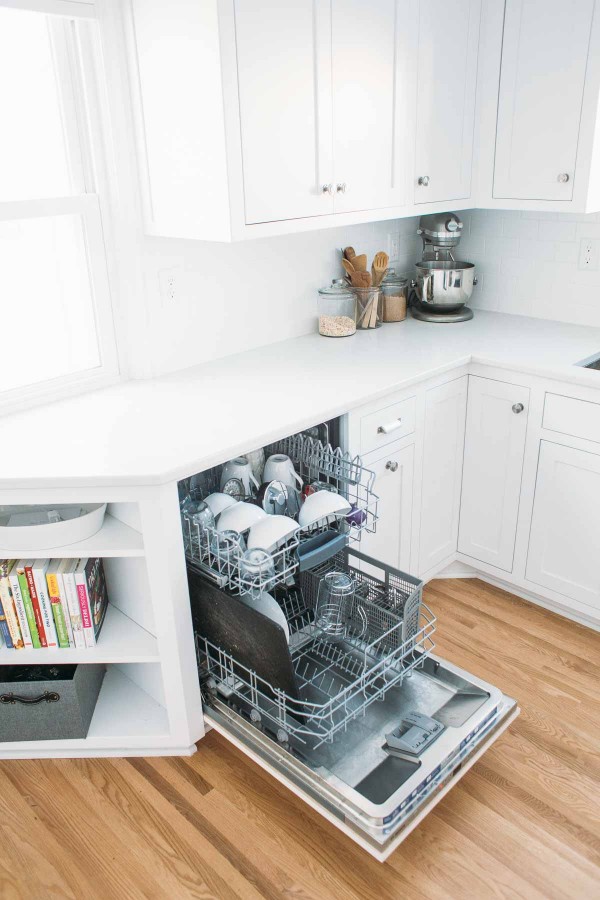 В ряд шкафчиков встроена посудомоечная машина