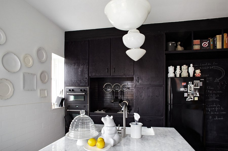 Современный интерьер кухонной зоны в черно-белых тонах