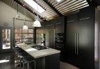 Практичный дизайн чёрно-серой кухни в городской квартире