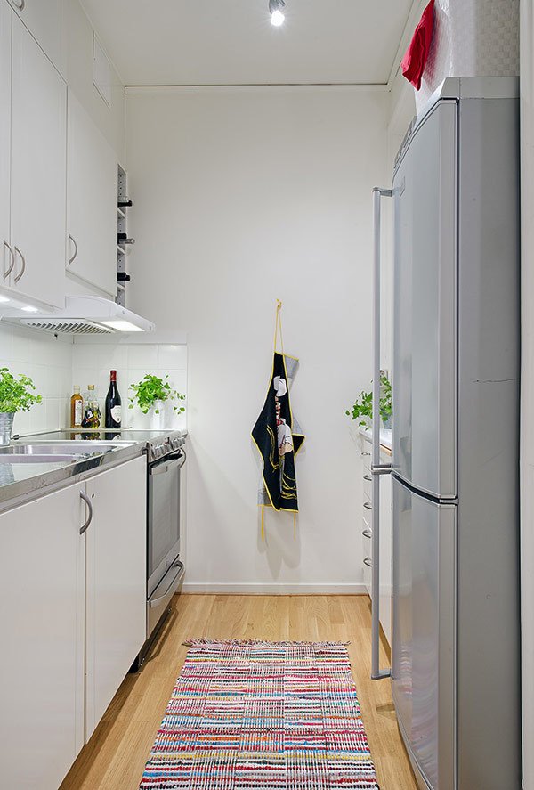 Интерьер функциональной светлой кухни в скандинавском стиле