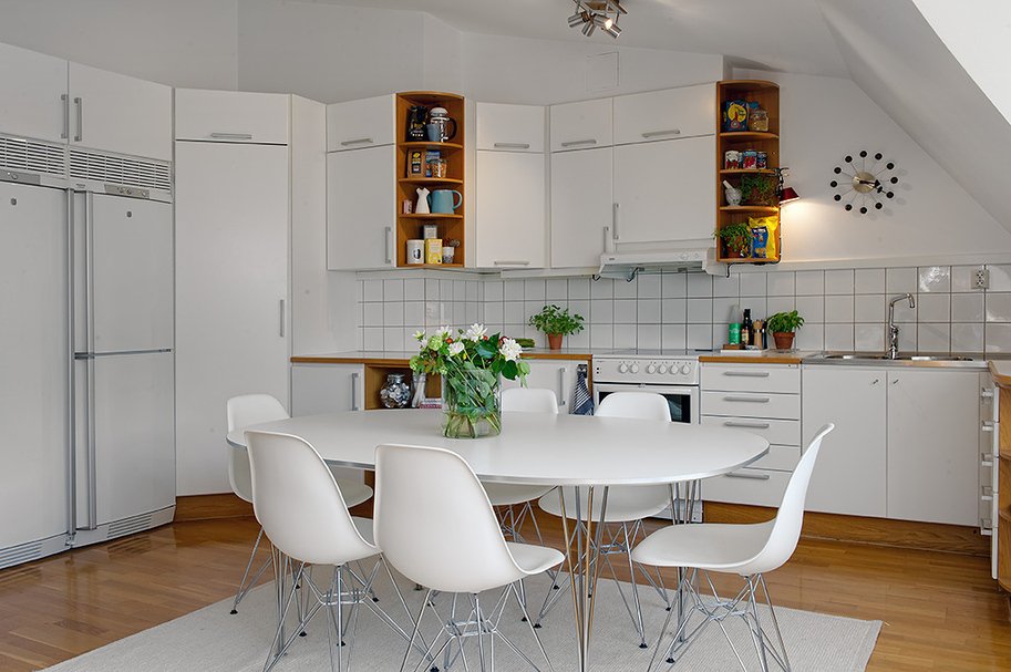 Интерьер функциональной светлой кухни в скандинавском стиле