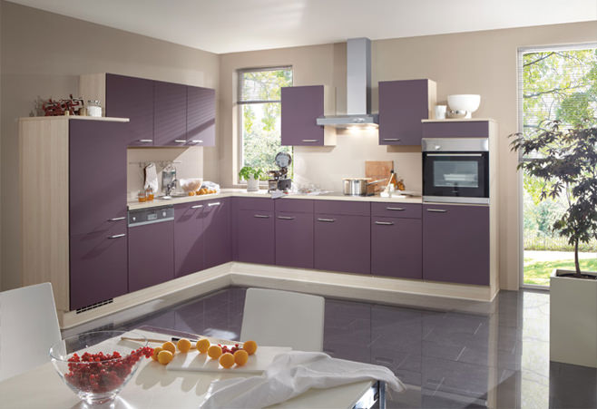 Фиолетовый интерьер кухни с добавлением натурального дерева