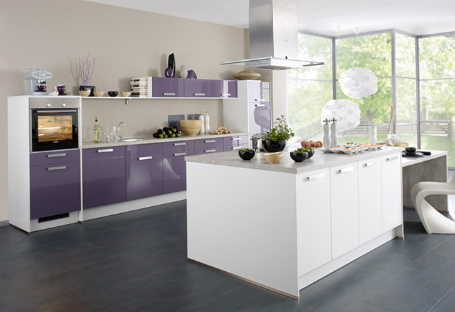 Фиолетовый интерьер кухни с добавлением белого