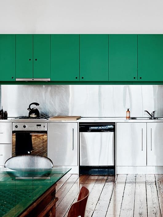 Кухонные ящики. Дерзкая зелень над солидным гарнитуром из нержавеющей стали