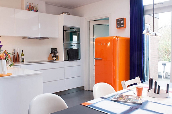 Оранжевый холодильник в интерьере белой кухни