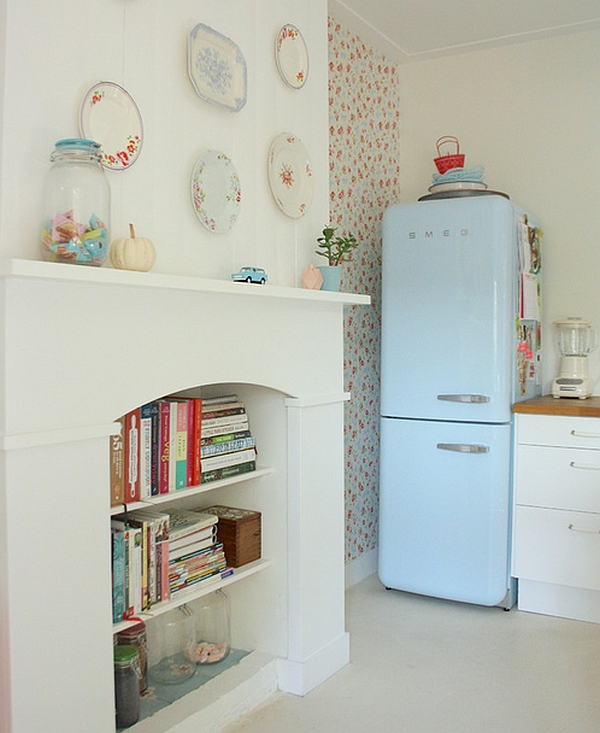Голубой ретро-холодильник в интерьере белой кухни