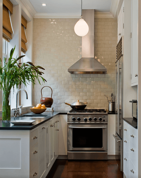 Белая плитка на стене в интерьере кухни