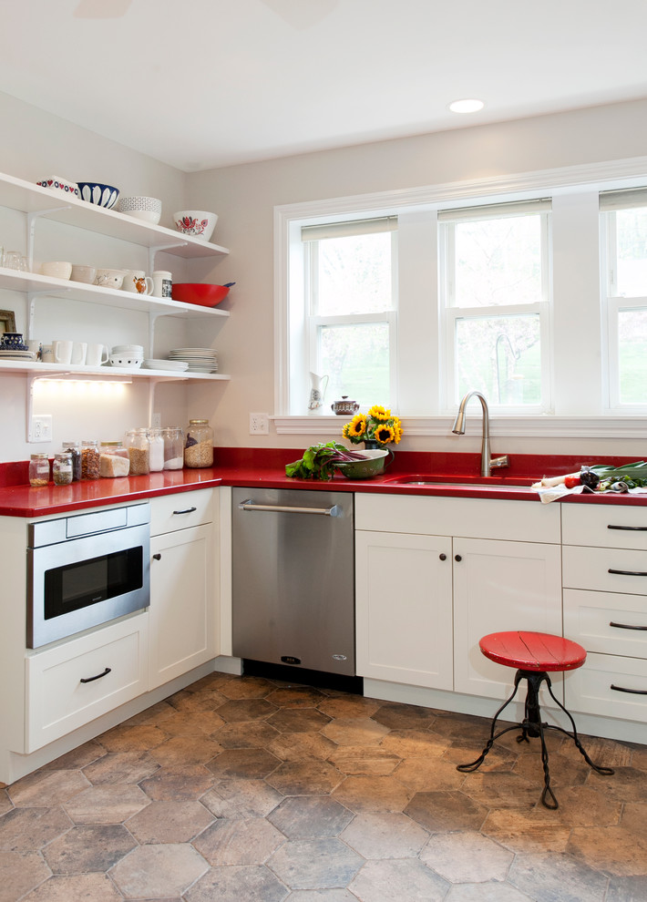 Белая кухня с красной столешницей