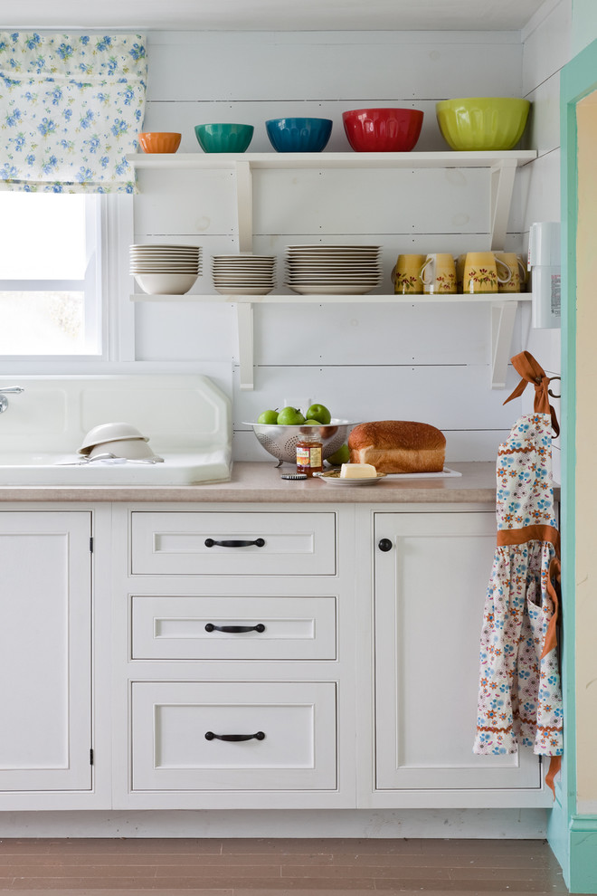 Разноцветные миски в интерьере белой кухни