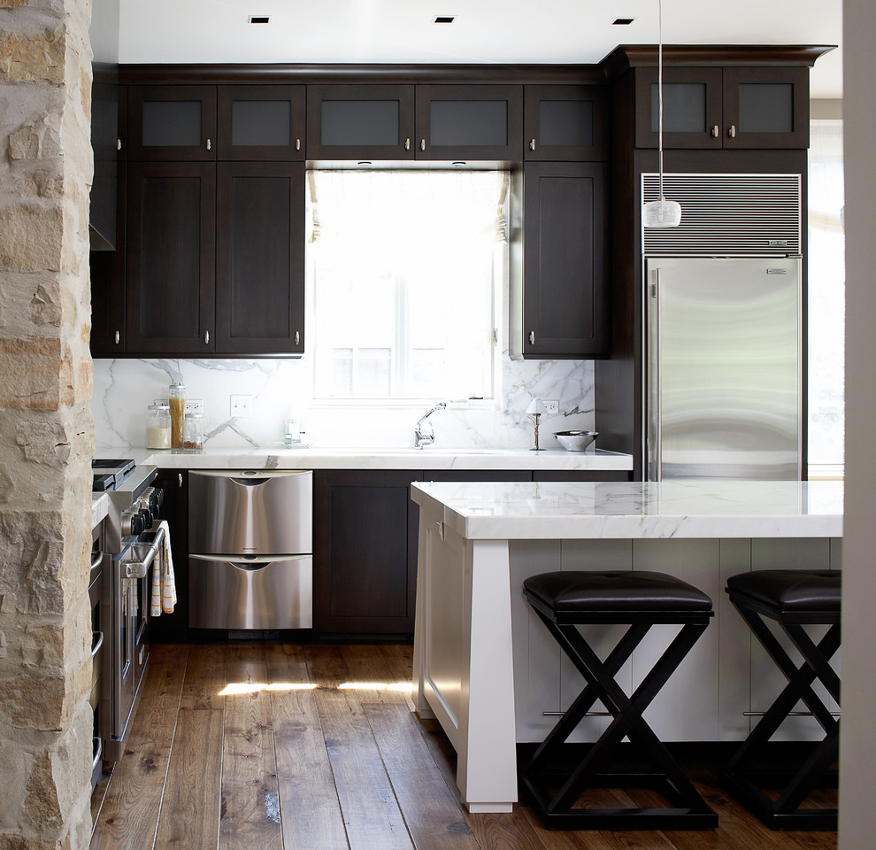 Кухонная раковина под окном в дизайне современной кухни