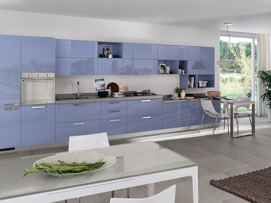 Современный дизайн глянцевой кухни Sax от Scavolini в голубой гамме