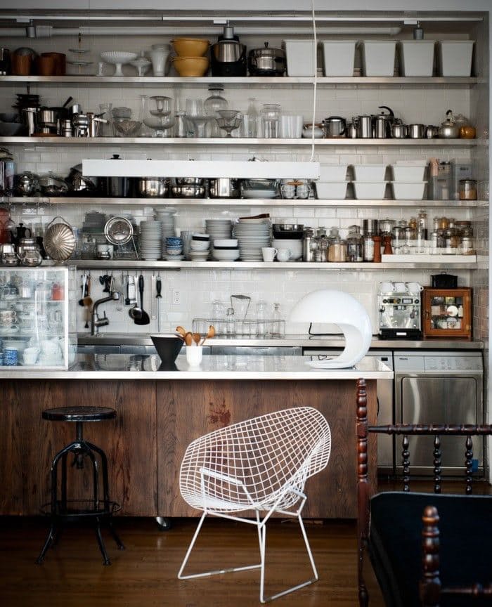 Современная деревенская кухня: стильный дизайн белого кресла
