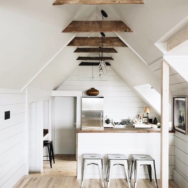 Современная деревенская кухня: деревянные балки под потолком