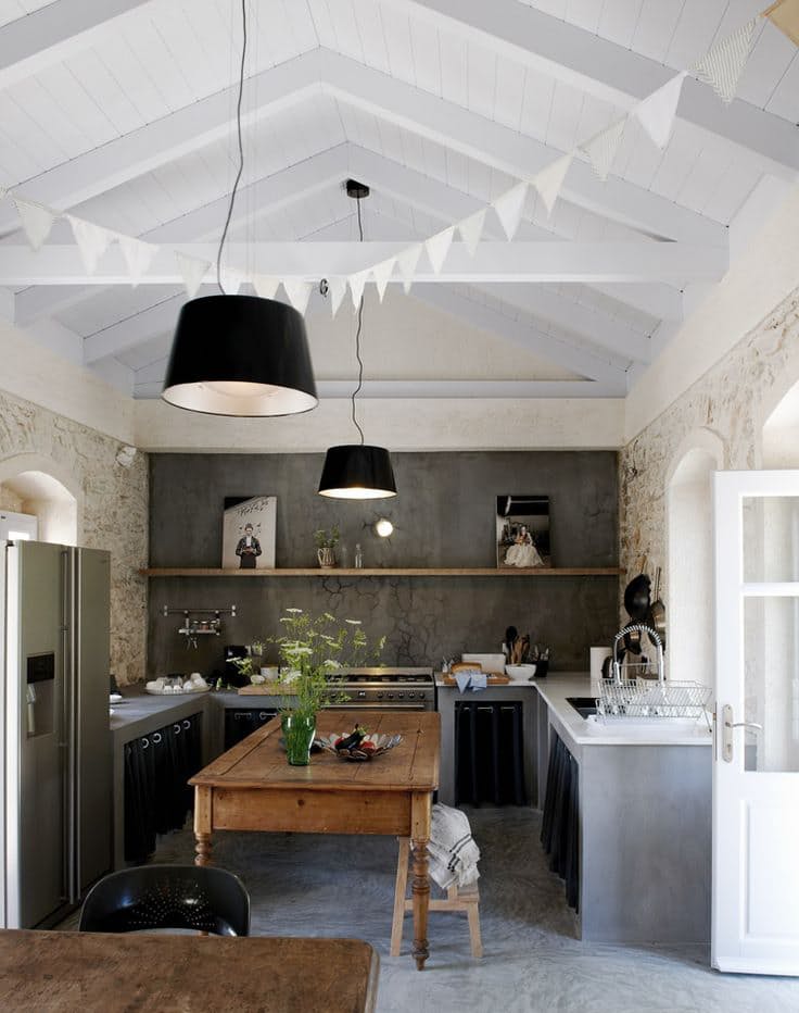 Современная деревенская кухня: серые стены и напольное покрытие