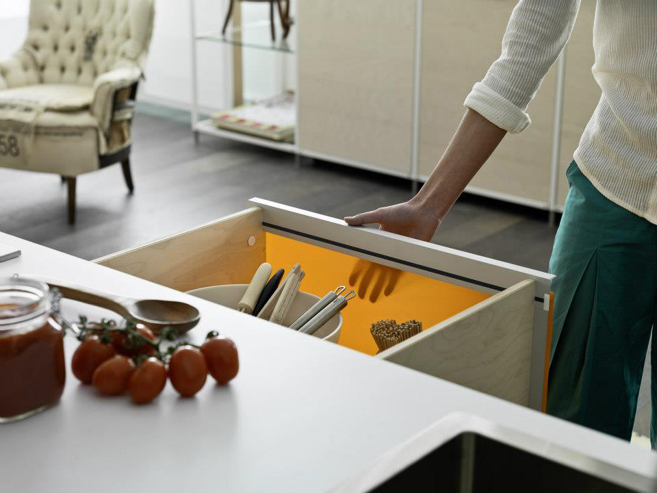 Современная кухонная мебель с удобными ящиками