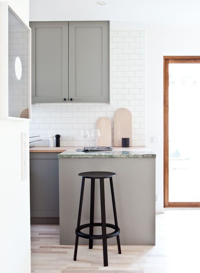 Современные кухни в стиле минимализм: серый навесной шкафчик
