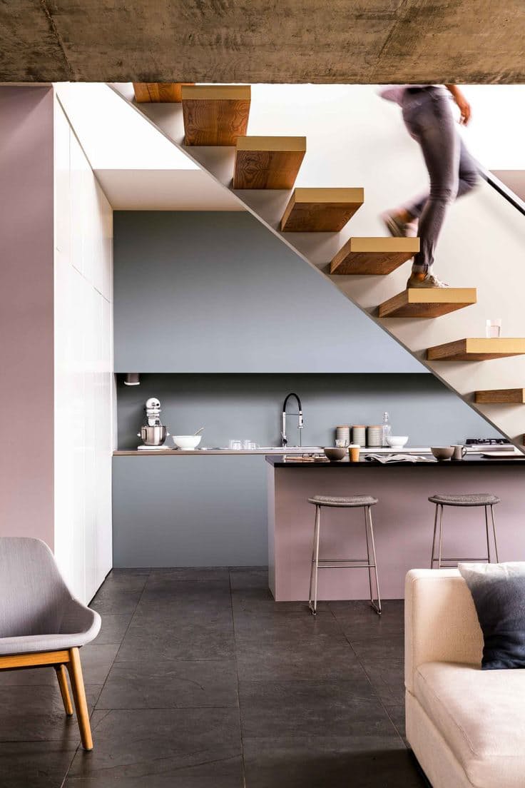 Современные кухни в стиле минимализм: деревянная лестница