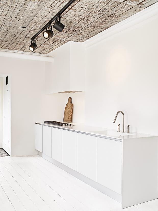 Современные кухни в стиле минимализм: необычная текстура потолка