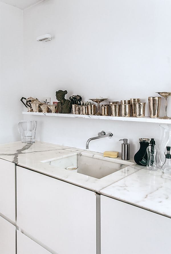 Современные кухни в стиле минимализм: длинная полка с посудой