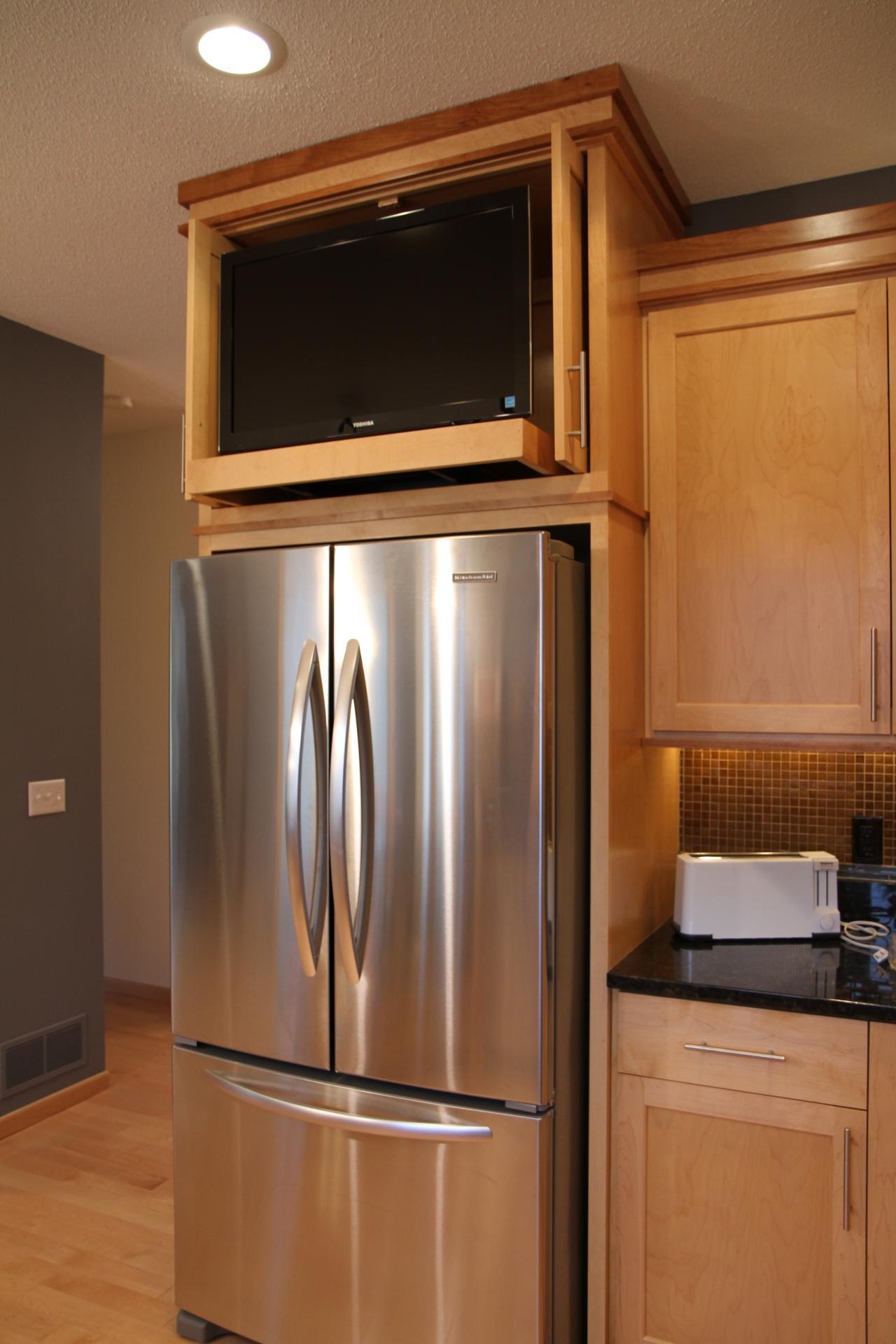 Можно ли ставить микроволновку на холодильник сверху. Телевизор над холодильником на кухне. Кухня с большим холодильником. Кухонный шкафчик над холодильником. Холодильник в интерьере кухни.