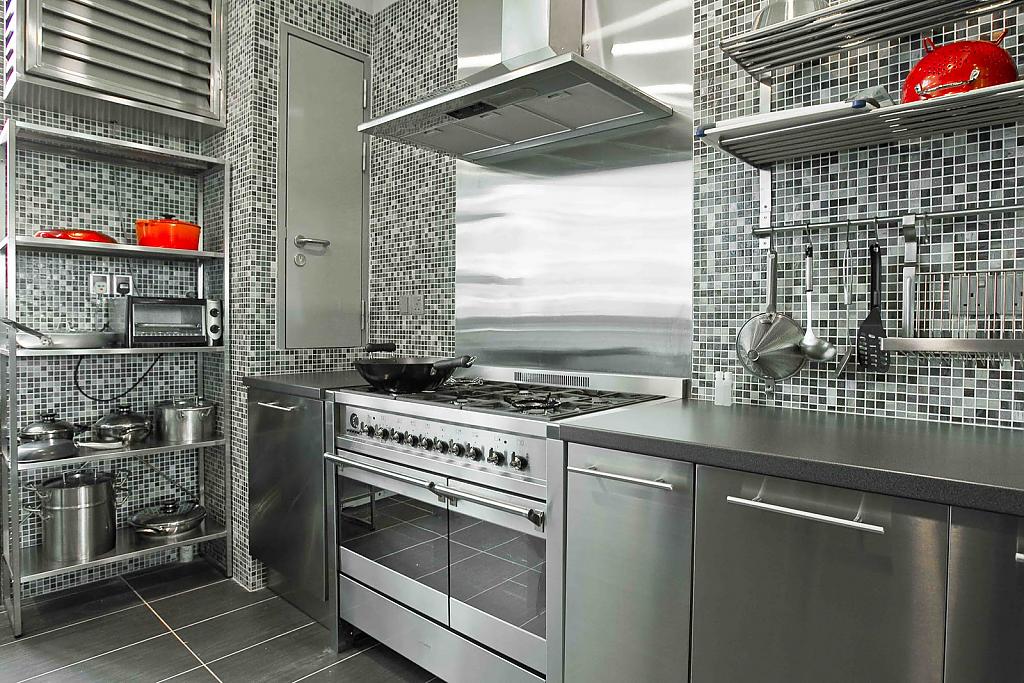 Современный дизайн интерьера кухни в стиле хай-тек