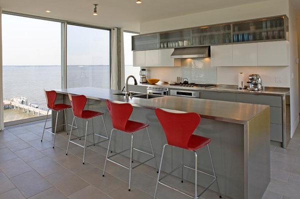 Стильные барные стулья красного цвета  в интерьере кухни