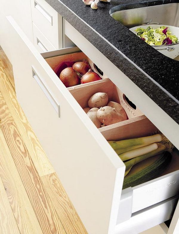 Удобная ниша под раковиной - идеальное место для хранения фруктов и овощей