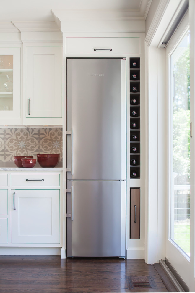 Узкий холодильник со встроенным винным шкафом