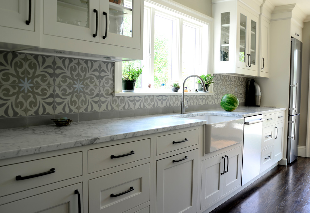 Кухонный фартук из белой плитки с красивым серым орнаментом