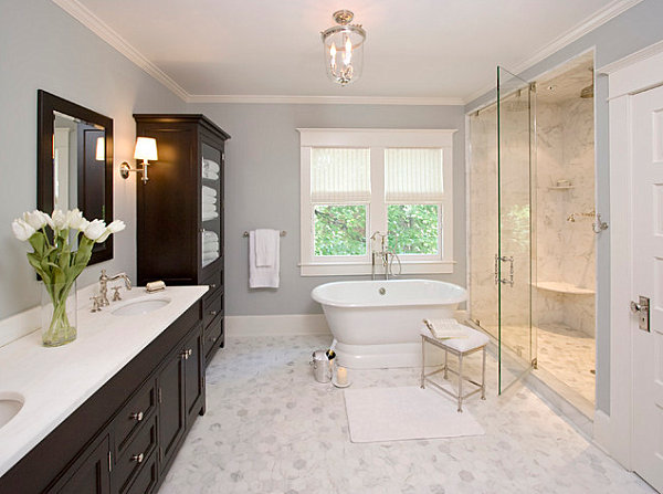 Искусственные мраморные столешницы в светлой ванной комнате от Clawson Architects