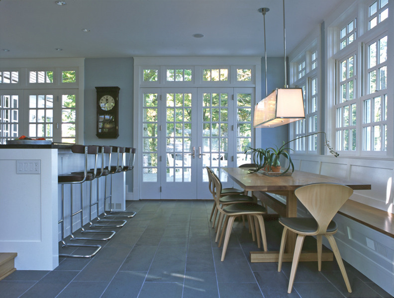 Стильные барные стулья в интерьере кухни
