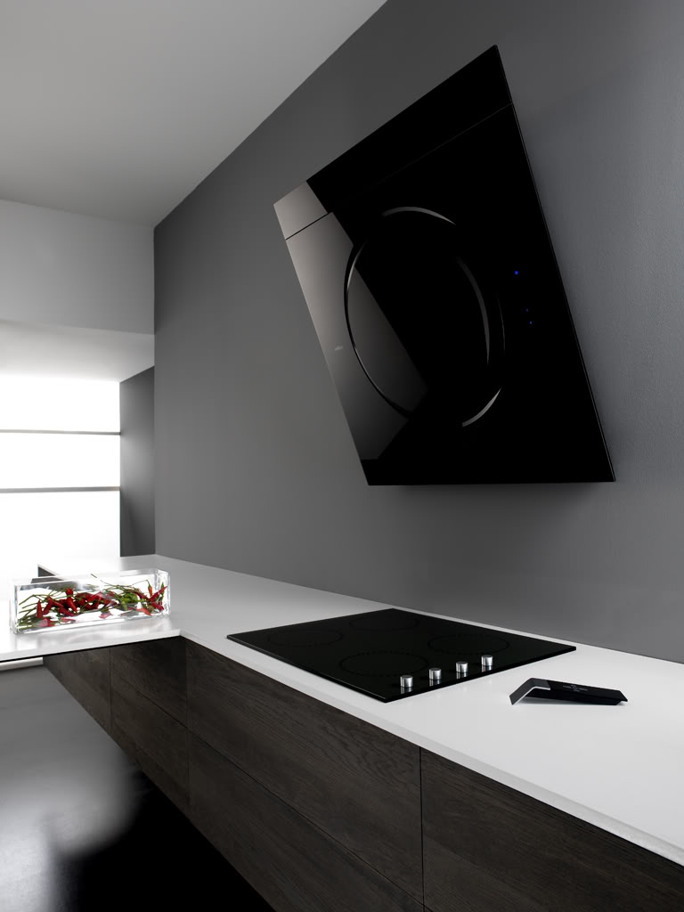 Кухонная вытяжка чёрного цвета в виде настенного экрана