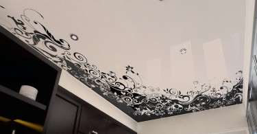 Великолепный дизайн натяжного потолка в интерьере кухни