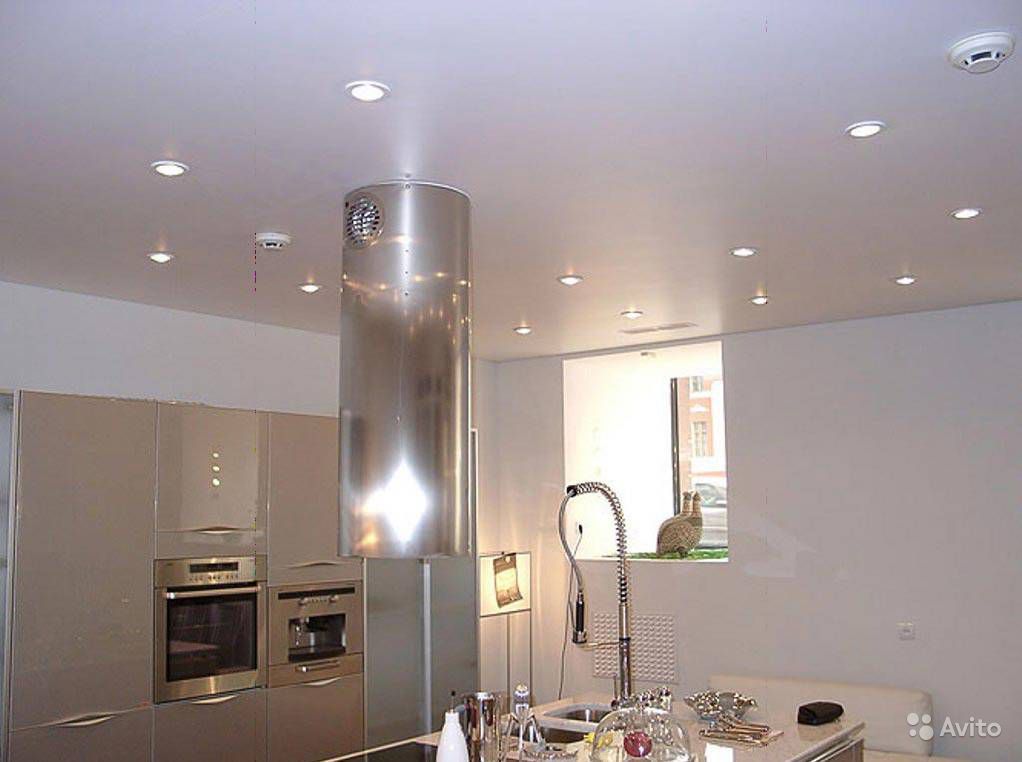 Натяжной потолок на кухне — фото вариантов дизайна