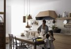 Светлая деревянная кухня для большой семьи