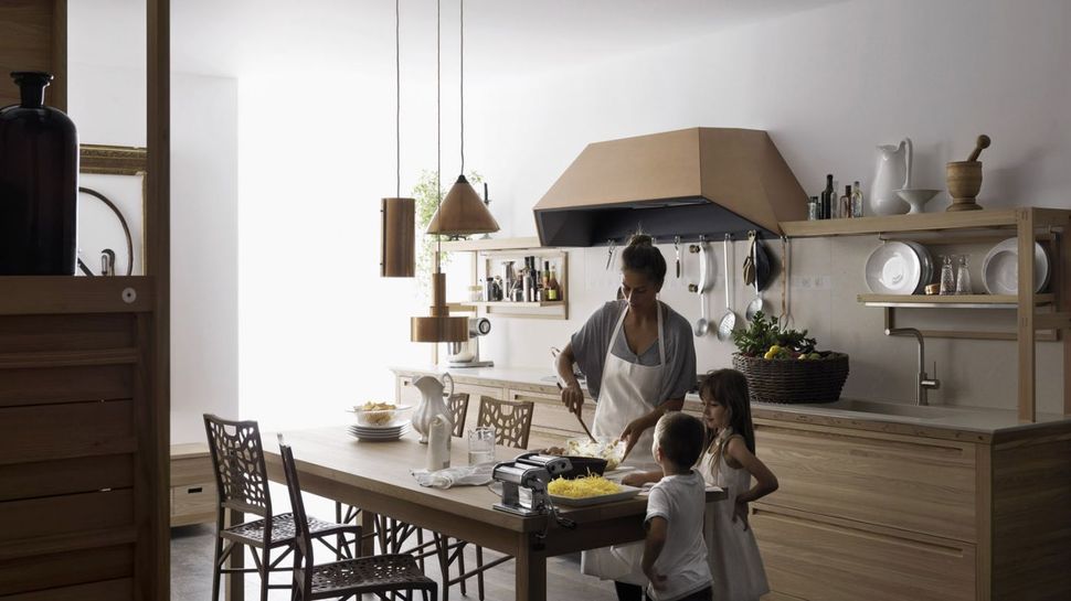Светлая деревянная кухня для семьи с детьми