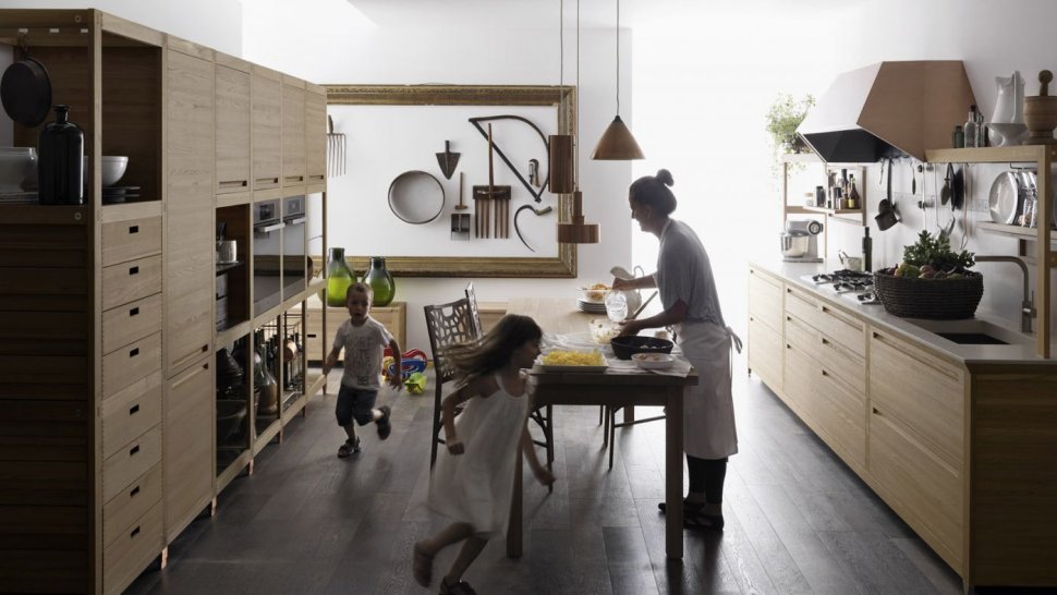 Светлая деревянная кухня: большой кухонный стол