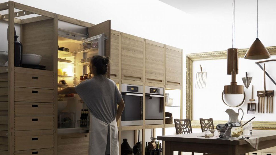 Светлая деревянная кухня: большой встроенный холодильник