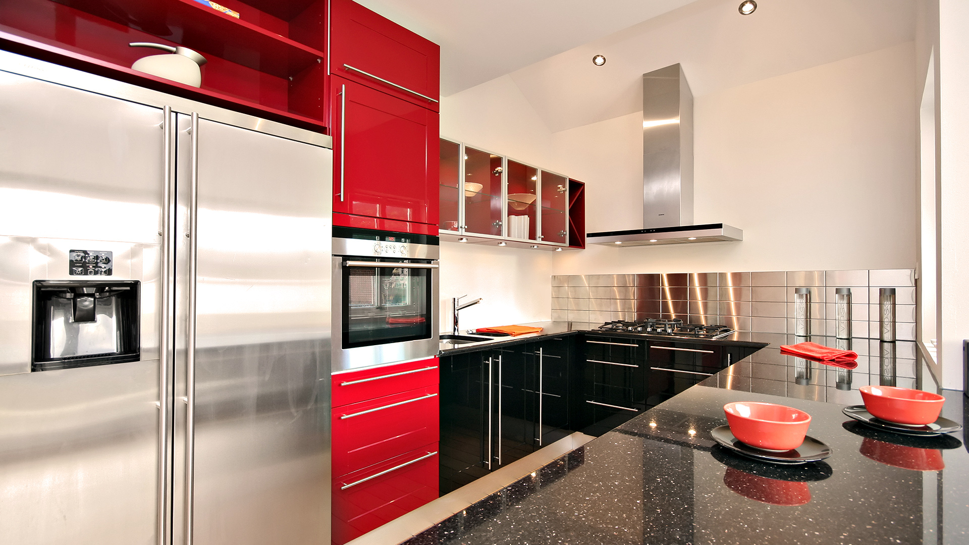 Современный дизайн кухонного гарнитура в красно-чёрной гамме